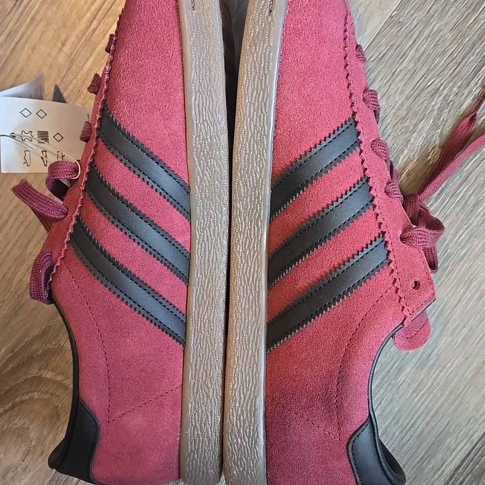 Mens Adidas STADT Burgundy With Black Strips Size 10 Brand New